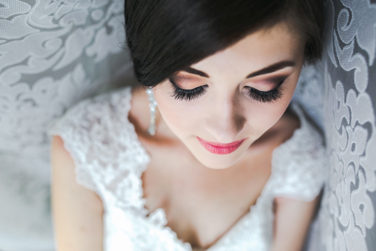 Kosmetikbehandlung im Studio — Braut-Make-up und mehr