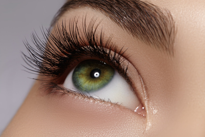 Wimpernverlängerung und Wimpernlifting