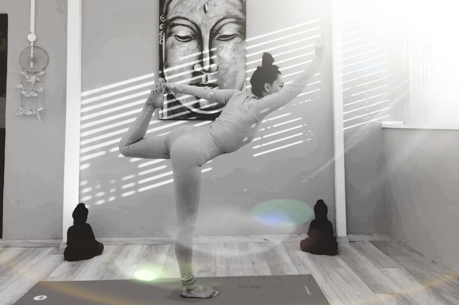 Ruhige Yoga-Praxis im Studio — Herzraum Odenwald